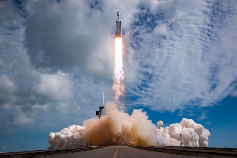 太空探索技术公司发射最后一颗ViaSat-3卫星，完成GEO卫星三重奏